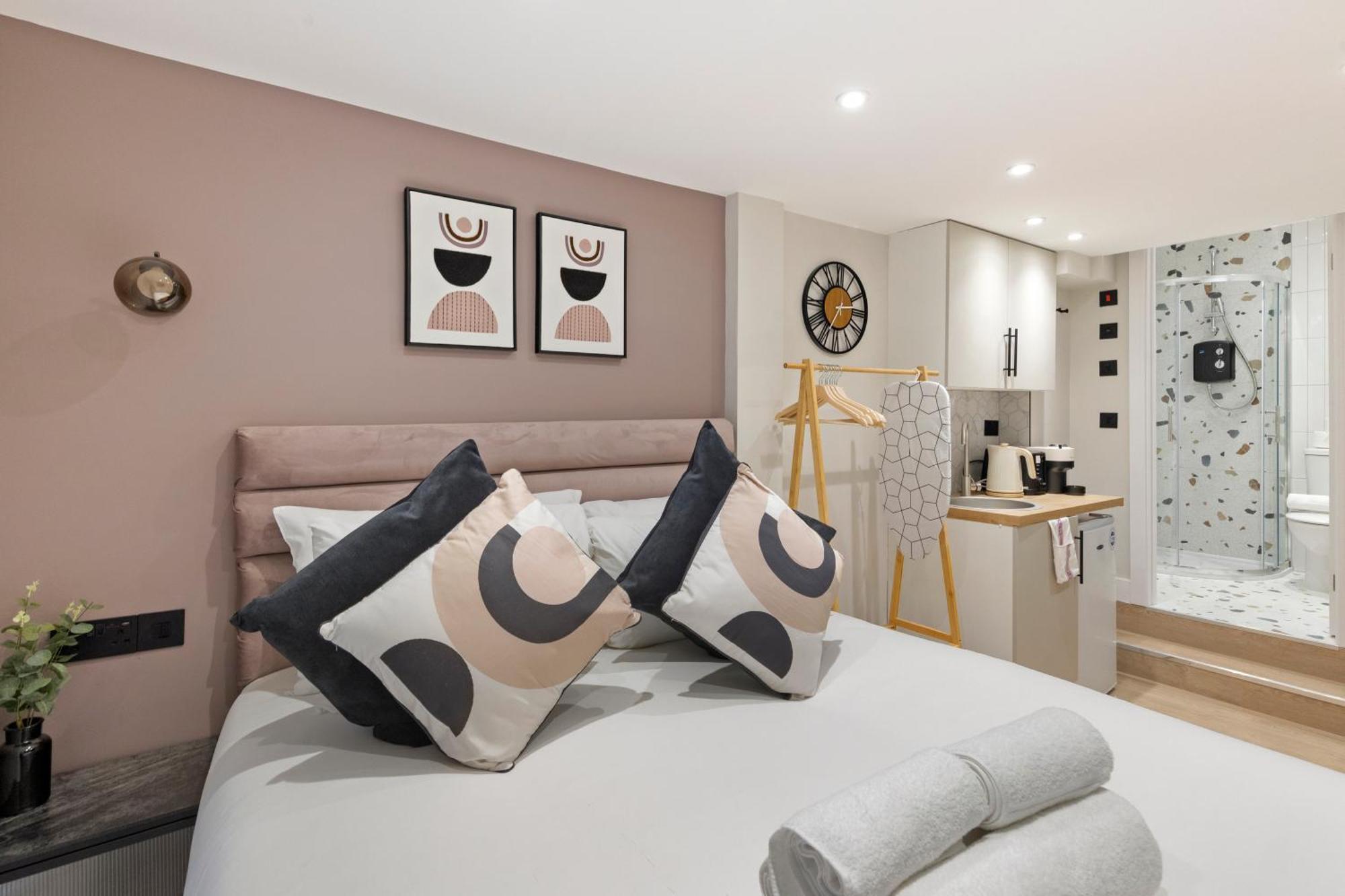 Apartment Haven Luxe With King Size Bed London